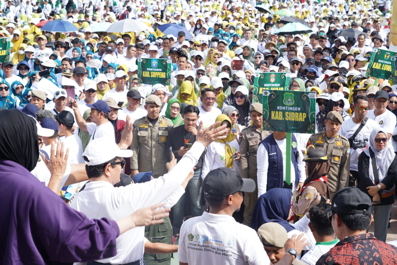HAB ke-80 di Bone, Menag Bagikan 400 Paket Cinta