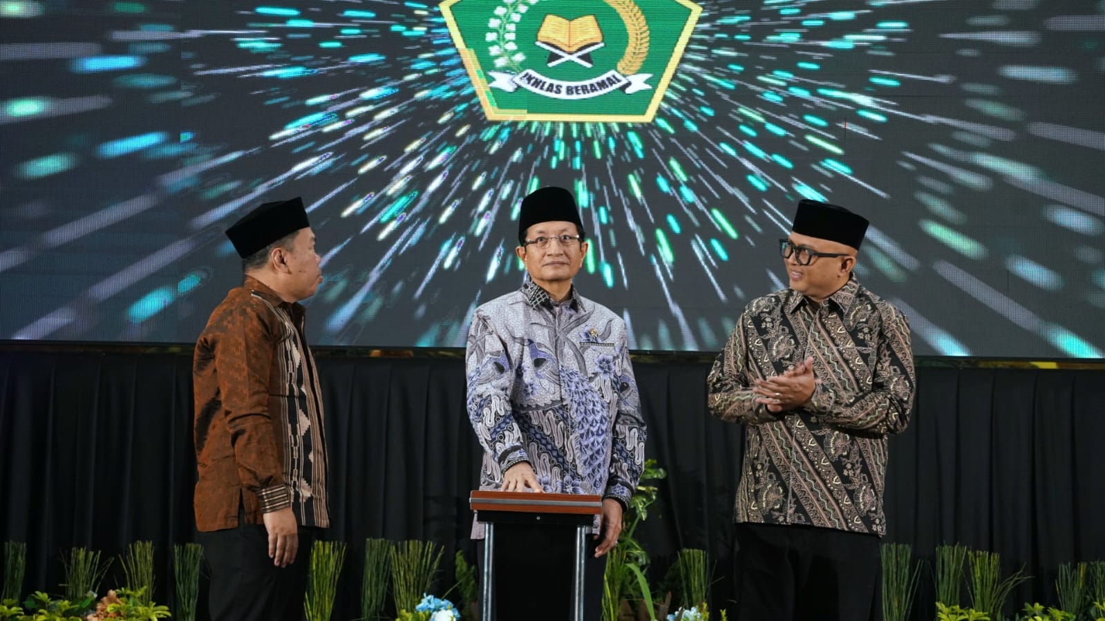Menag, Nasaruddin Umar melaunching SANTRI (Sentra Analisis dan Riset Pesantren Indonesia) didampingi Sekretaris Ditjen Pendis dan Rektor UIN SGD Bandung