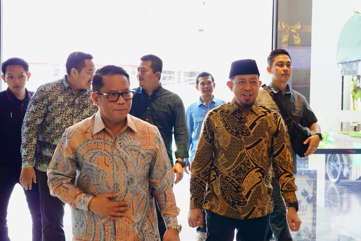 Sekjen Kemenag Kamaruddin Amin bersama Direktur Pondok Pesantren Basnang Said 