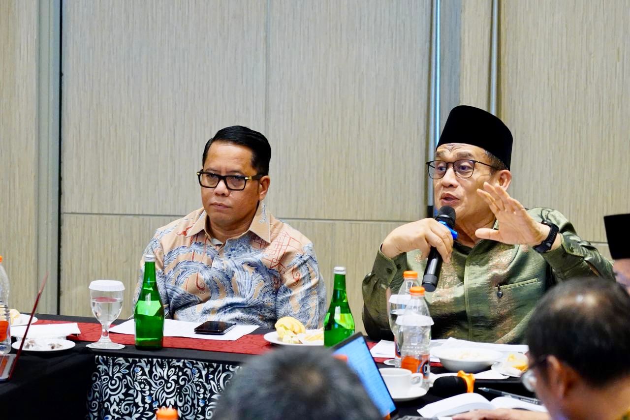 Sekjen Kemenag Kamaruddin Amin berdampingan dengan Wamenag Romo Syafi'i