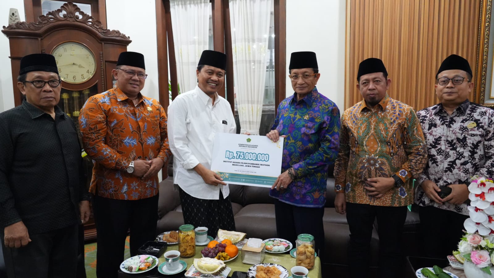 Menag Nasaruddin Umar menyerahkan bantuan kepada Pengasuh Pondok Pesantren Syubbanul Wathon KH. M. Yusuf Chudlori di Magelang, Jumat (6/2/2026). Bantuan sejumlah Rp.75juta diperuntukkan Institut Agama Islam Syubbanul Wathon. 