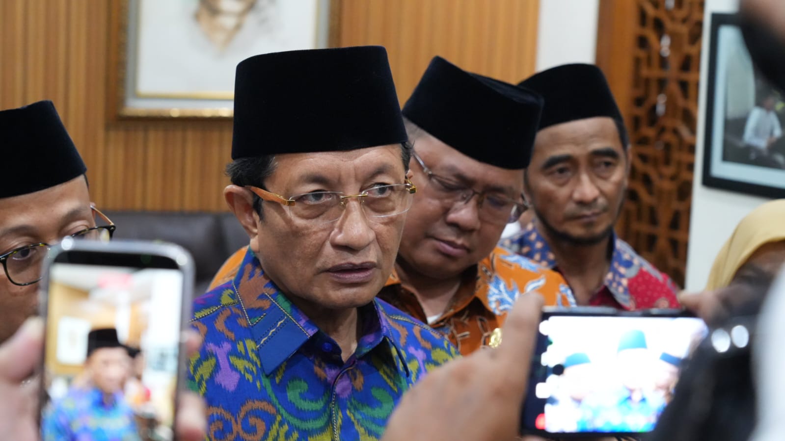 Menag Nasaruddin Umar menyampaikan keterangan pers usai pertemuan, Magelang, Jumat (6/2/2026). Menag menyampaikan bahwa kebijakan pemerintah adalah menempatkan pesantren dan sekolah formal dalam posisi setara. 