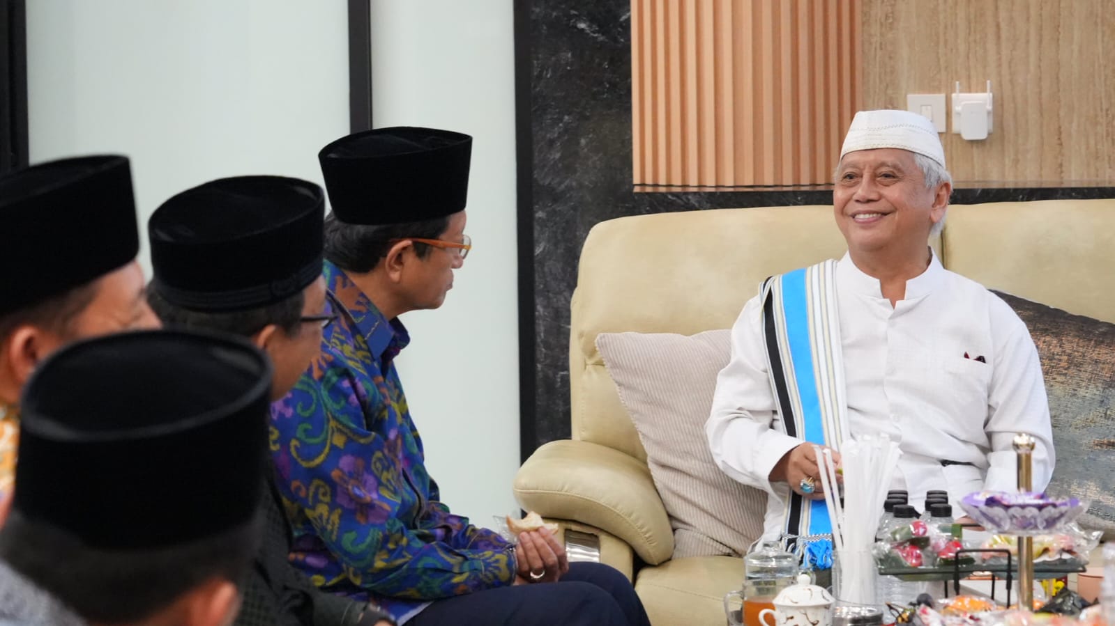 Menag Nasaruddin Umar mendengar aspirasi dari Pengasuh Pondok Pesantren An-Nawawi KH. A. Chalwani, Purworejo, Jumat (6/2/2026). KH. Chalwani menilai kunjungan ini menjadi penguat semangat bagi keluarga besar pesantren untuk terus menjaga tradisi keilmuan.