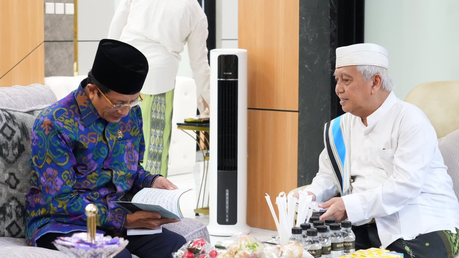Menag Nasaruddin Umar membuka kitab yang diberikan oleh Pengasuh Pondok Pesantren An-Nawawi KH. A. Chalwani, Purworejo, Jumat (6/2/2026). Menurut Menag, pesantren adalah penjaga sanad keilmuan dan ruang pewarisan nilai, adab, dan keteladanan para ulama.