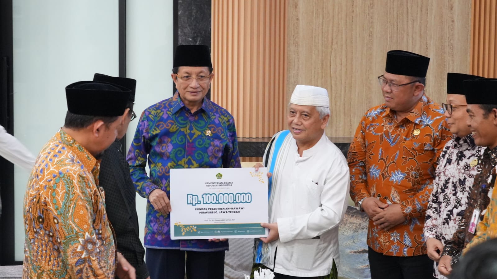 Menag Nasaruddin Umar menyerahkan bantuan sebesar Rp100 juta kepada Pengasuh Pondok Pesantren An-Nawawi KH. A. Chalwani, Purworejo, Jumat (6/2/2026). Bantuan diberikan untuk mendukung penguatan sarana dan kegiatan pendidikan di lingkungan pesantren.