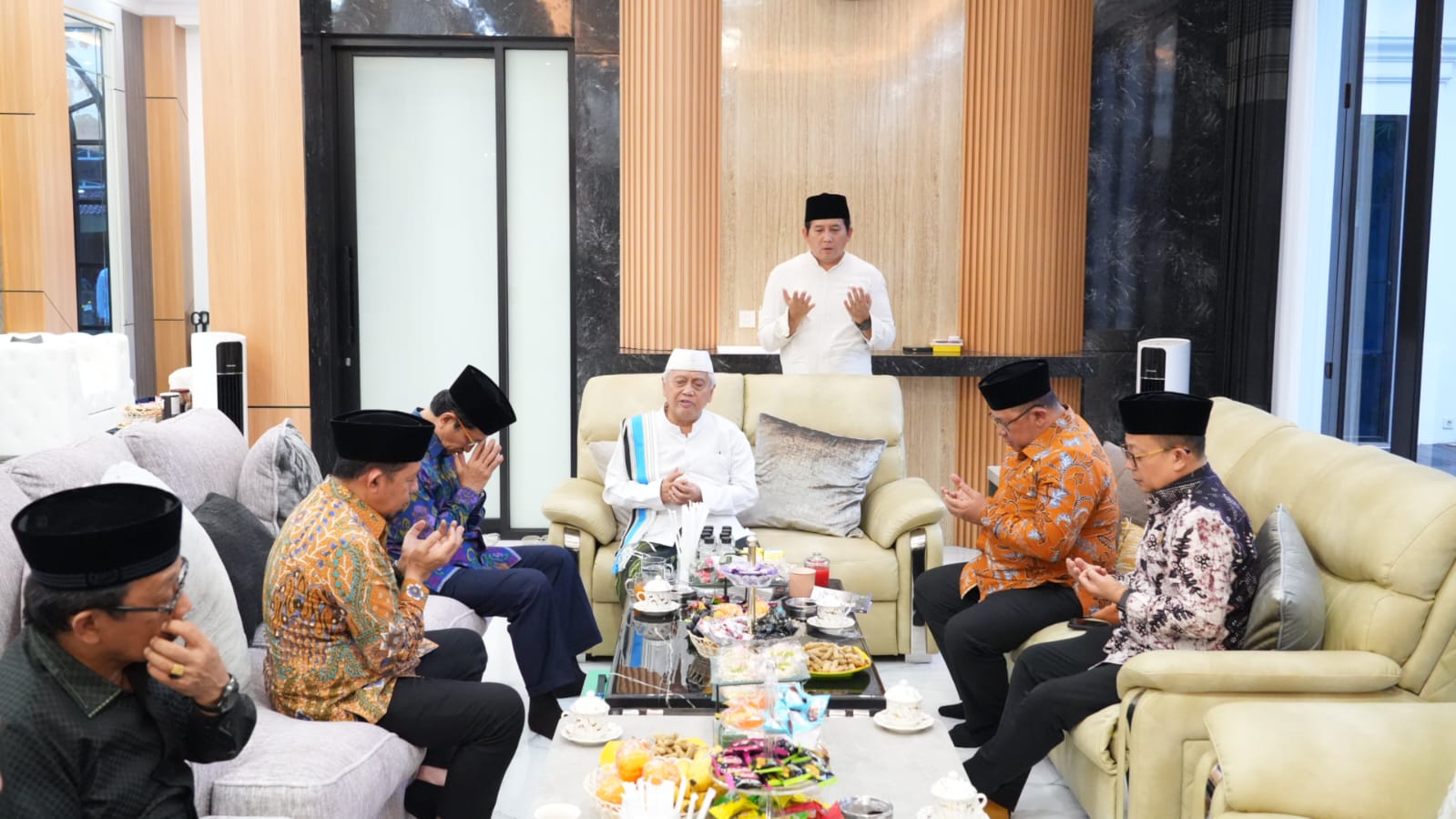 Rombongan Menag Nasaruddin Umar, pengasuh, serta pimpinan Pondok Pesantren An-Nawawi berdoa untuk keberkahan dan keselamatan bangsa, Purworejo, Jumat (6/2/2026).