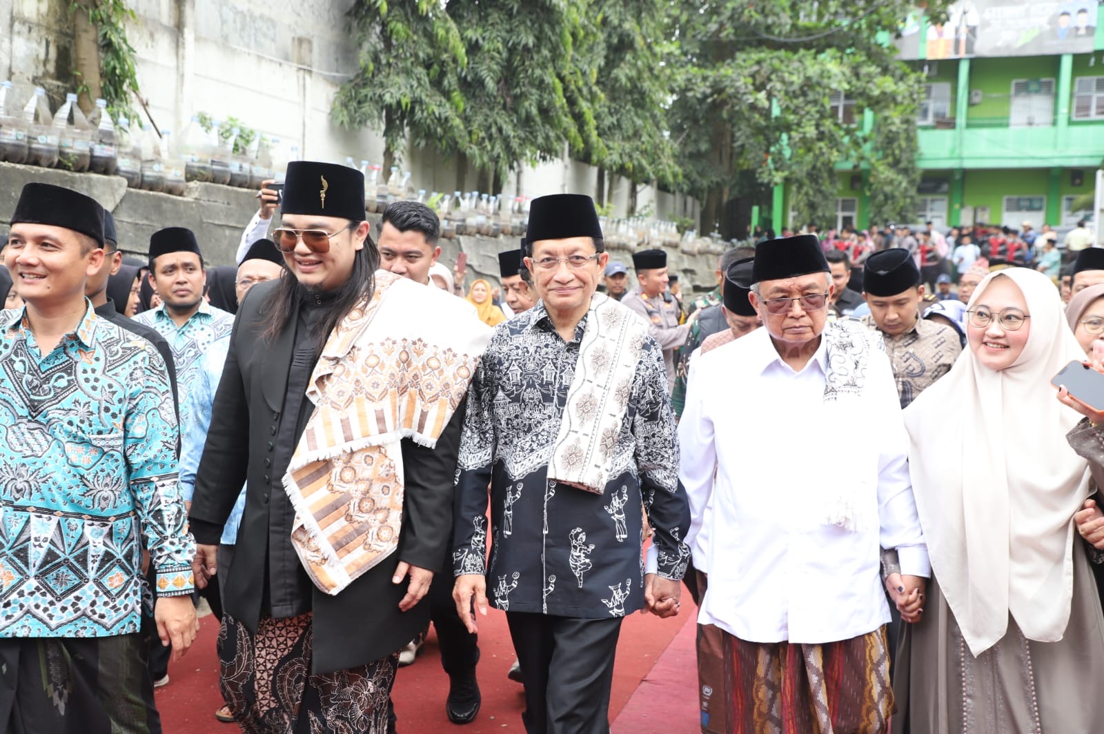 Momen Menag Berjalan Bersama Pengurus Ponpes menuju Acara Milad Pondok Pesantren.