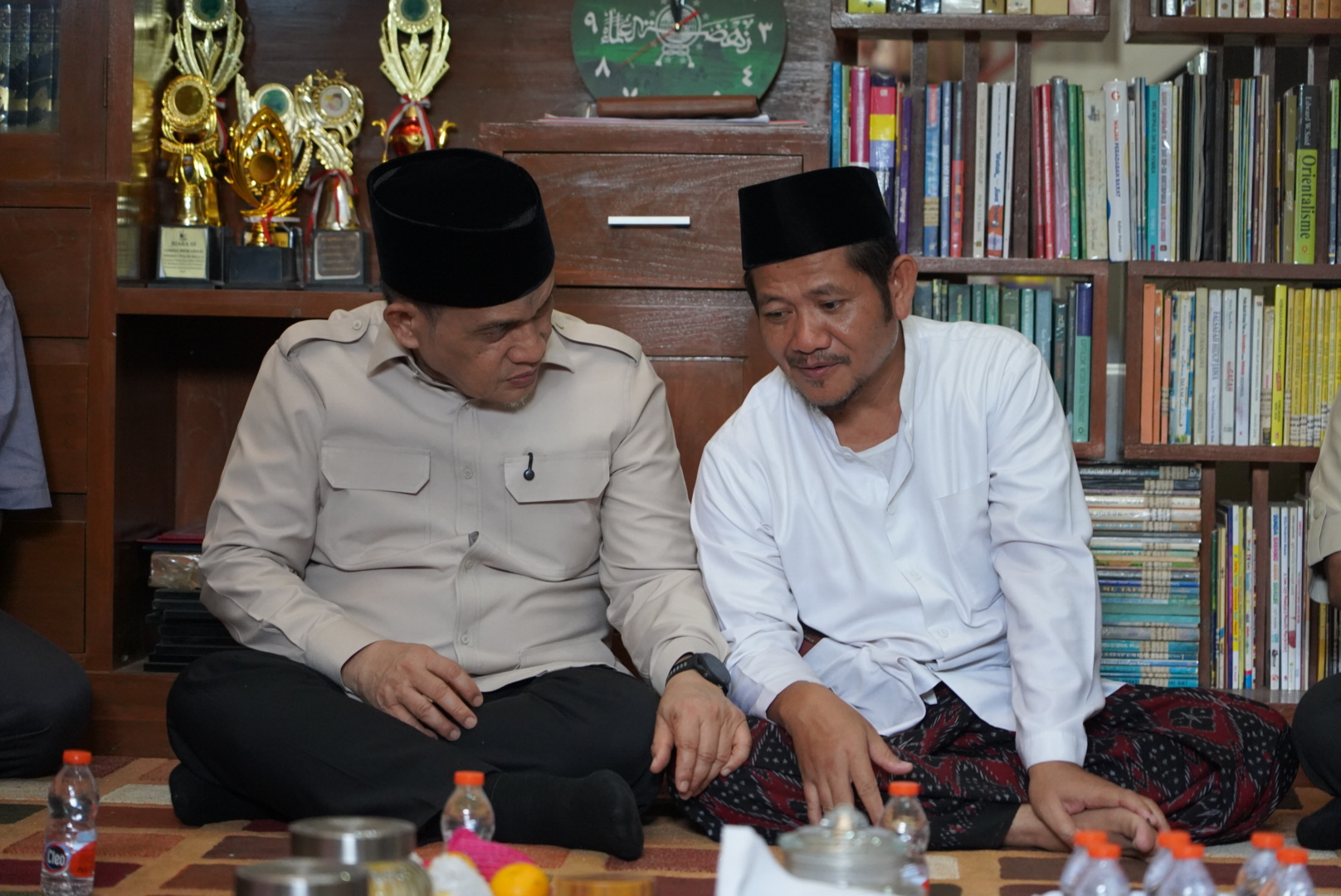 Wamenag berbincang dengan Pengasuh Ponpes Al-Adalah Muhammad Tasrifin Salim, Tegal, Senin (16/2/2026). Wamenag menyampaikan komitmennya untuk memulihkan pesantren dan rumah ibadah terdampak bencana. 