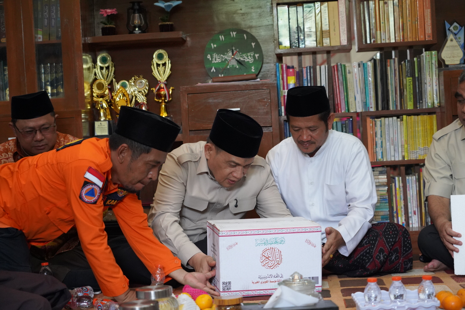 Wamenag menyalurkan bantuan uang, Al-Qur'an dan kurma di Ponpes Al-Adalah, Tegal, Senin (16/2/2026).