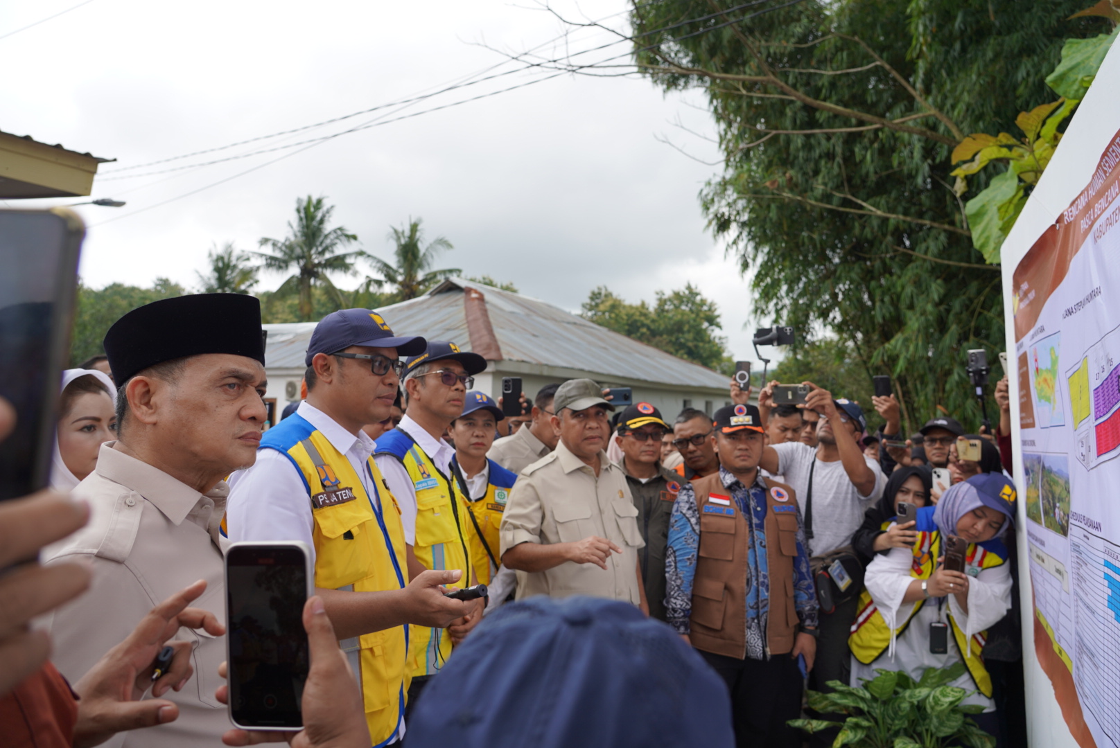 Wamenag mendengarkan rencana relokasi dari Kementerian Pekerjaan Umum di Ponpes Al-Adalah, Tegal, Senin (16/2/2026). 