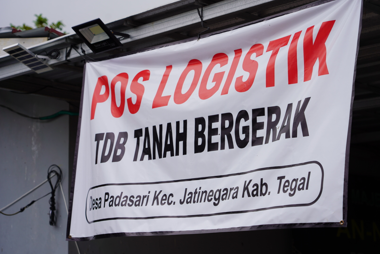 Pos logistik korban terdampak bencana di Desa Pasasari, Tegal, Senin (16/2/2026).