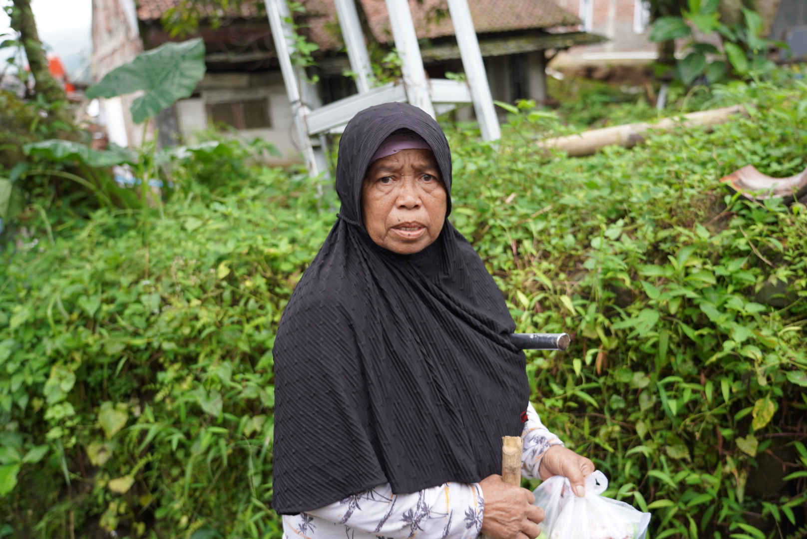 Salah satu warga Desa Padasari yang terdampak bencana Tanah Bergerak, Tegal, Senin (16/2/2026).