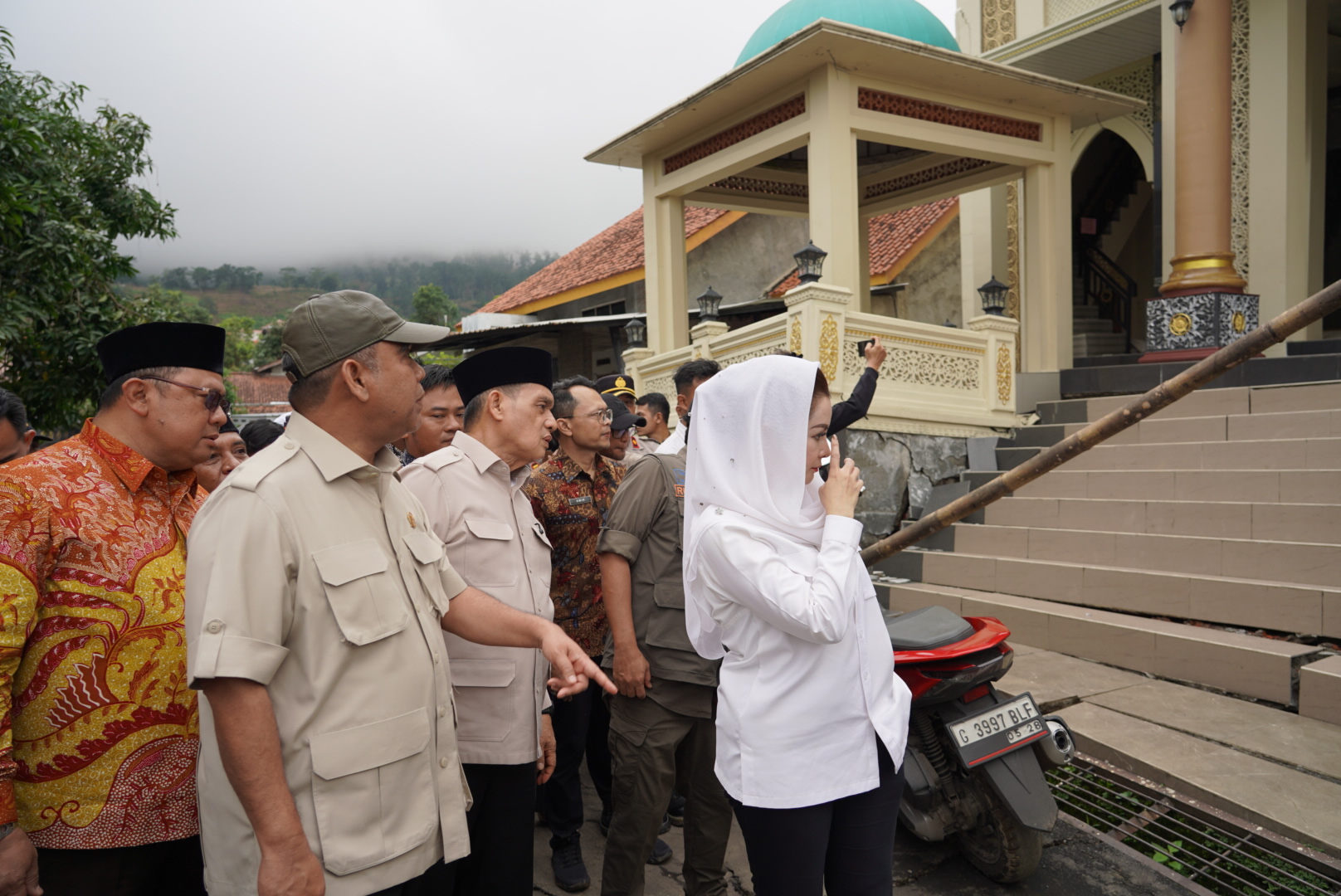 Wamenag bersama Ketua MPR Saiful Mujani meninjau kondisi Masjid yang runtuh akibat bencana tanah bergerak di Desa Padasari, Tegal, Senin (16/2/2026)