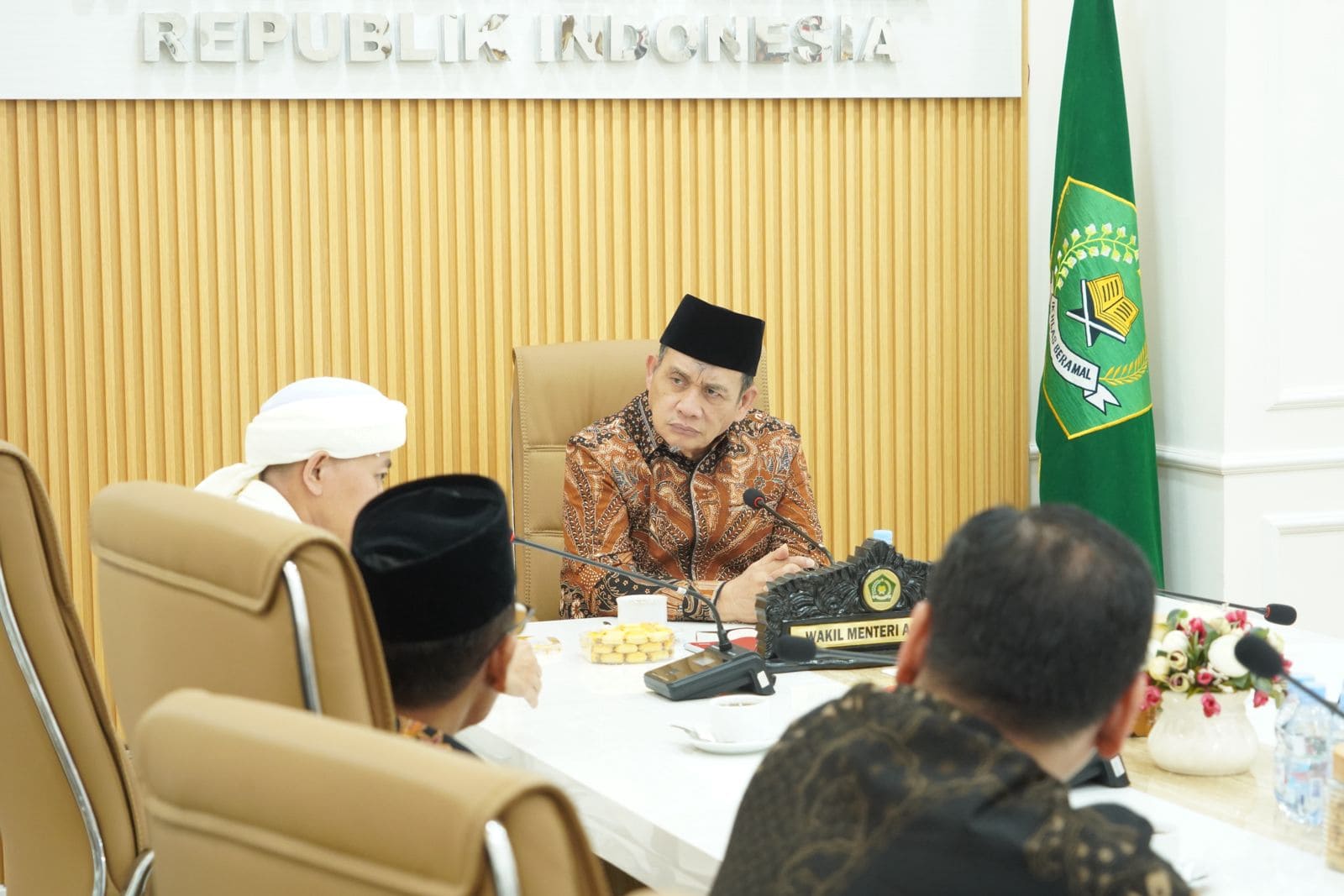 Wamenag Romo Syafi'i mendengarkan paparan dari Majelis Azzikra