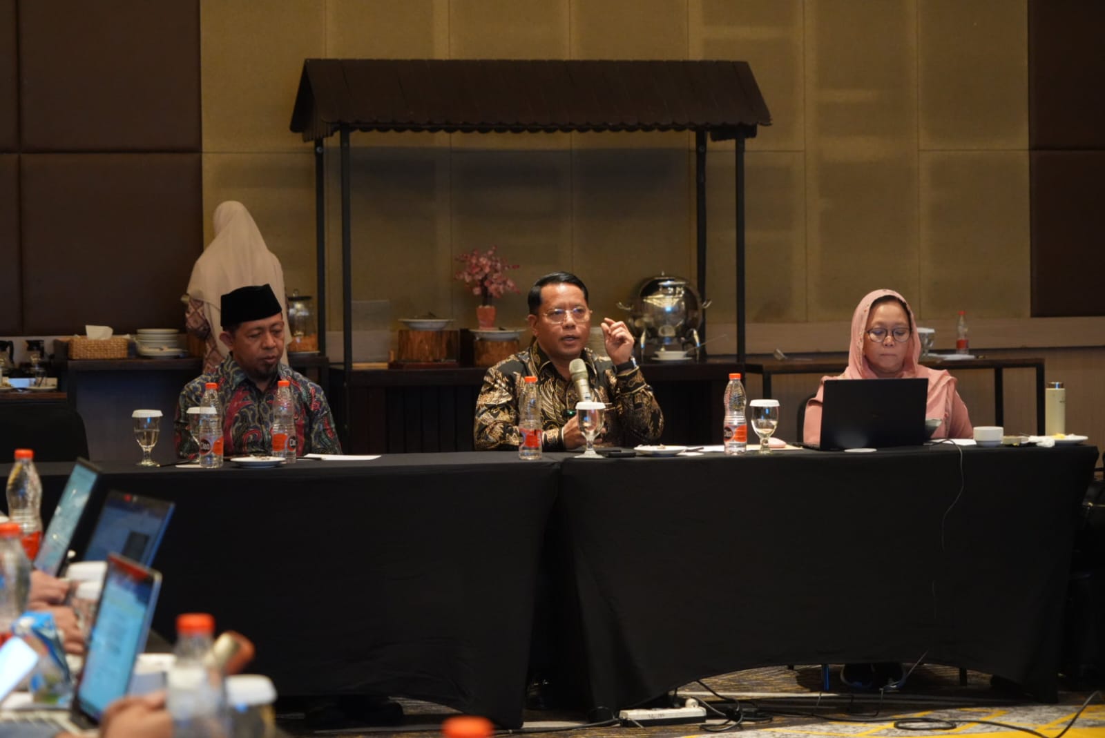 Basnang Said (kiri), Kamaruddin Amin (tengah) dan Alissa Wahid (kanan)