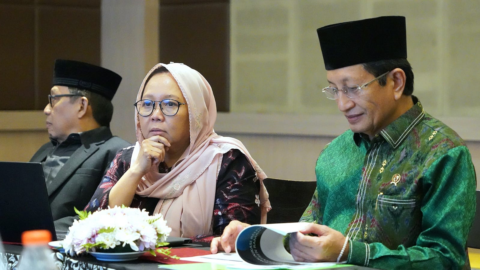 Penasihat Menteri Agama, Alissa Wahid (tengah) dan Menteri Agama, Nasaruddin Umar (kanan)