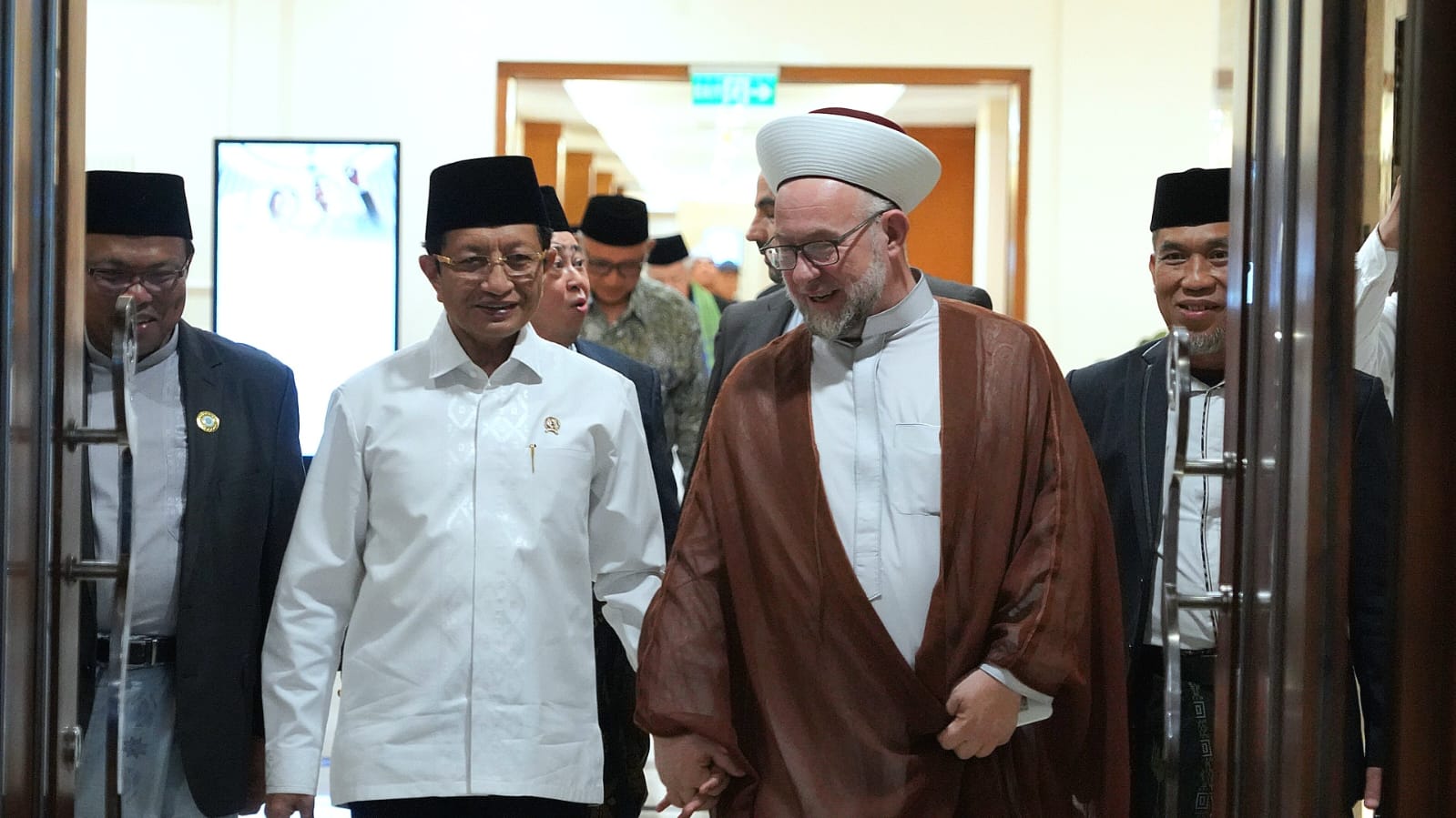 Menurutnya, tradisi pesantren mengajarkan manusia untuk bersahabat dengan alam, sehingga alam secara sukarela membuka rahasianya kepada mereka yang bersih hatinya
