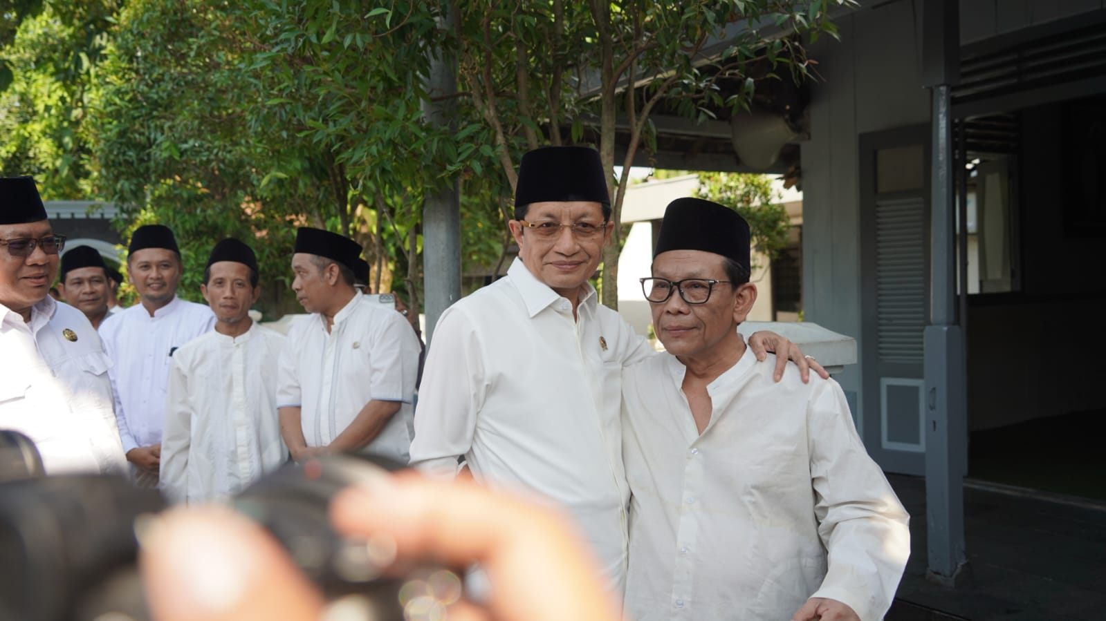 Menag sampaikan penghormatan kepada KH. Munif yang selama ini dikenal sebagai ulama dan pengasuh pesantren yang memberikan kontribusi besar bagi pendidikan keagamaan dan pembinaan umat.
