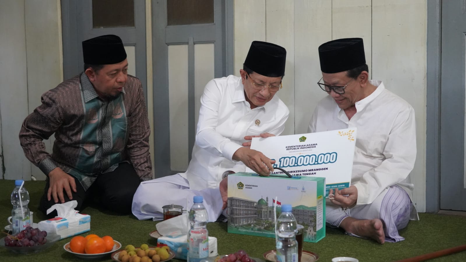 Selain bersilaturahmi dan berdialog dengan pengasuh pesantren, Menag juga menyerahkan bantuan senilai Rp100 juta serta sejumlah buku susunan dari Direktorat Pesantren.