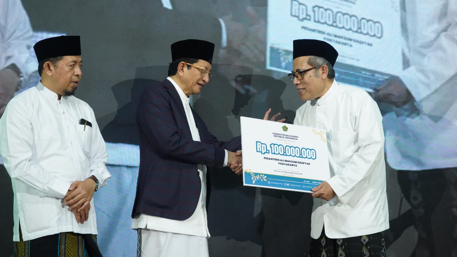 Menag menyalurkan bantuan Rp100 juta kepada Pesantren Ali Maksum Krapyak.