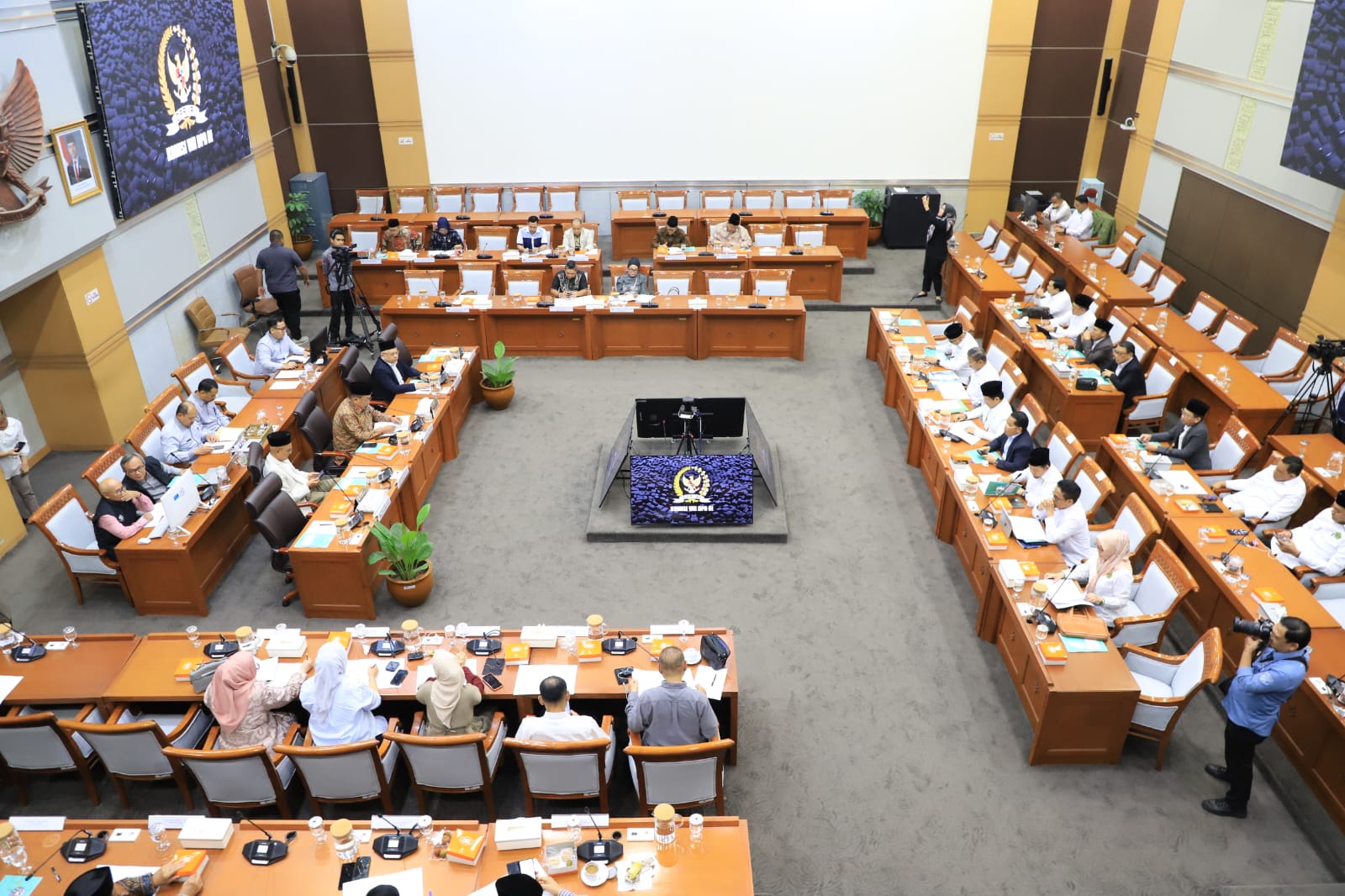 Menag ikuti Rapat Kerja bersama Komisi VIII DPR RI terkait Kasus Kekerasan dan Perundungan di Lingkungan Pesantren. (08/06.2026)
