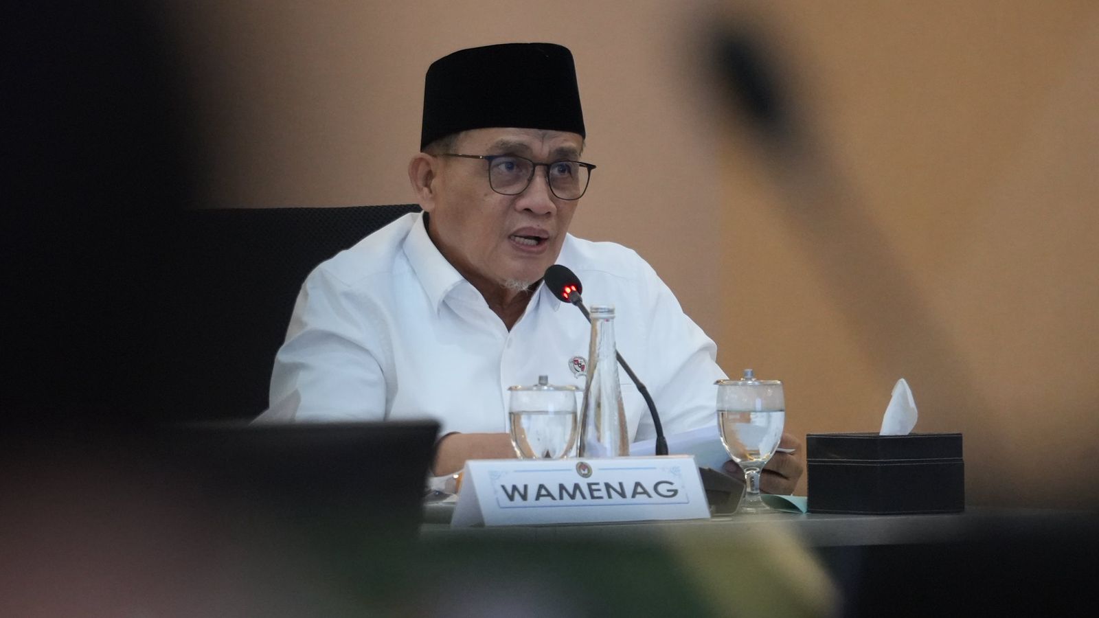 Wakil Menteri Agama Romo Muhammad Syafii memberikan keterangan waktu Rapat