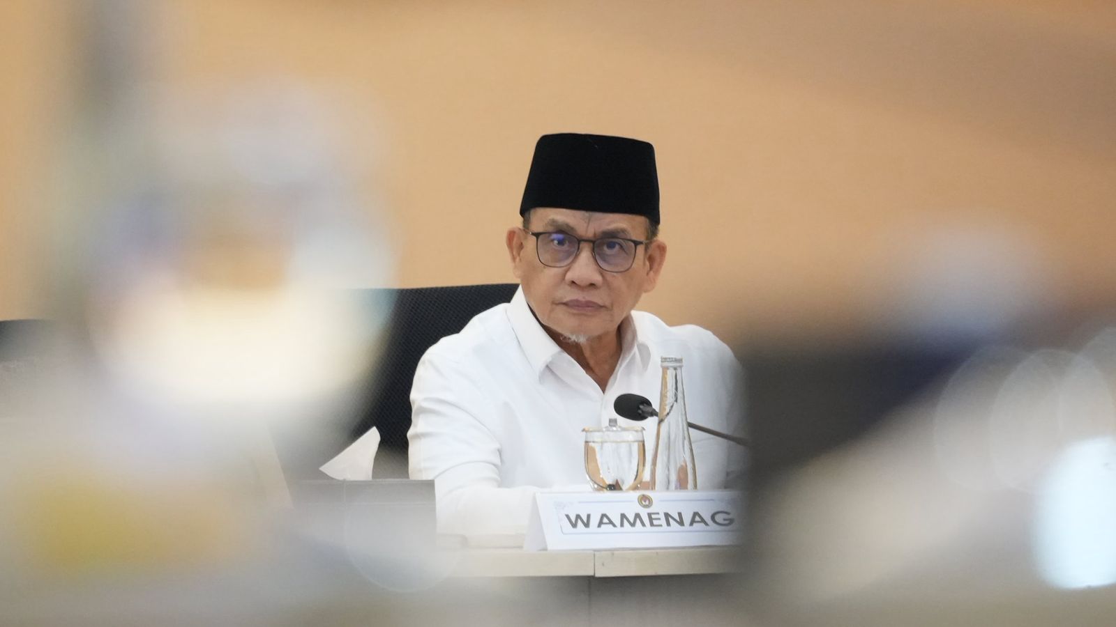 Wakil Menteri Agama Romo Muhammad Syafii memberikan keterangan waktu Rapat