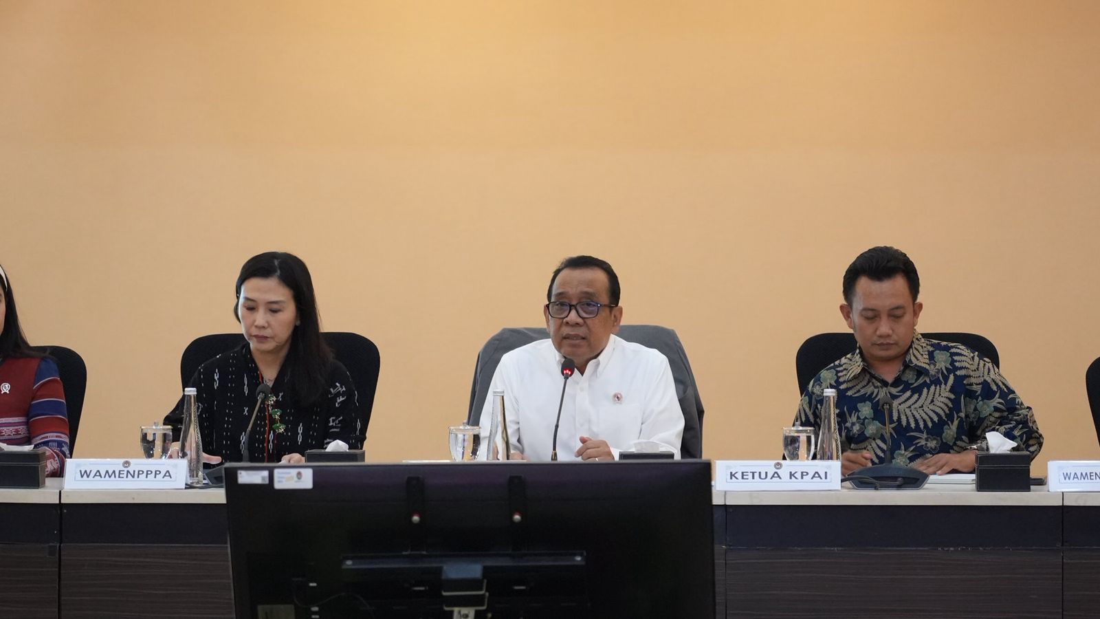 Menko PMK memberikan keterangan waktu Rapat