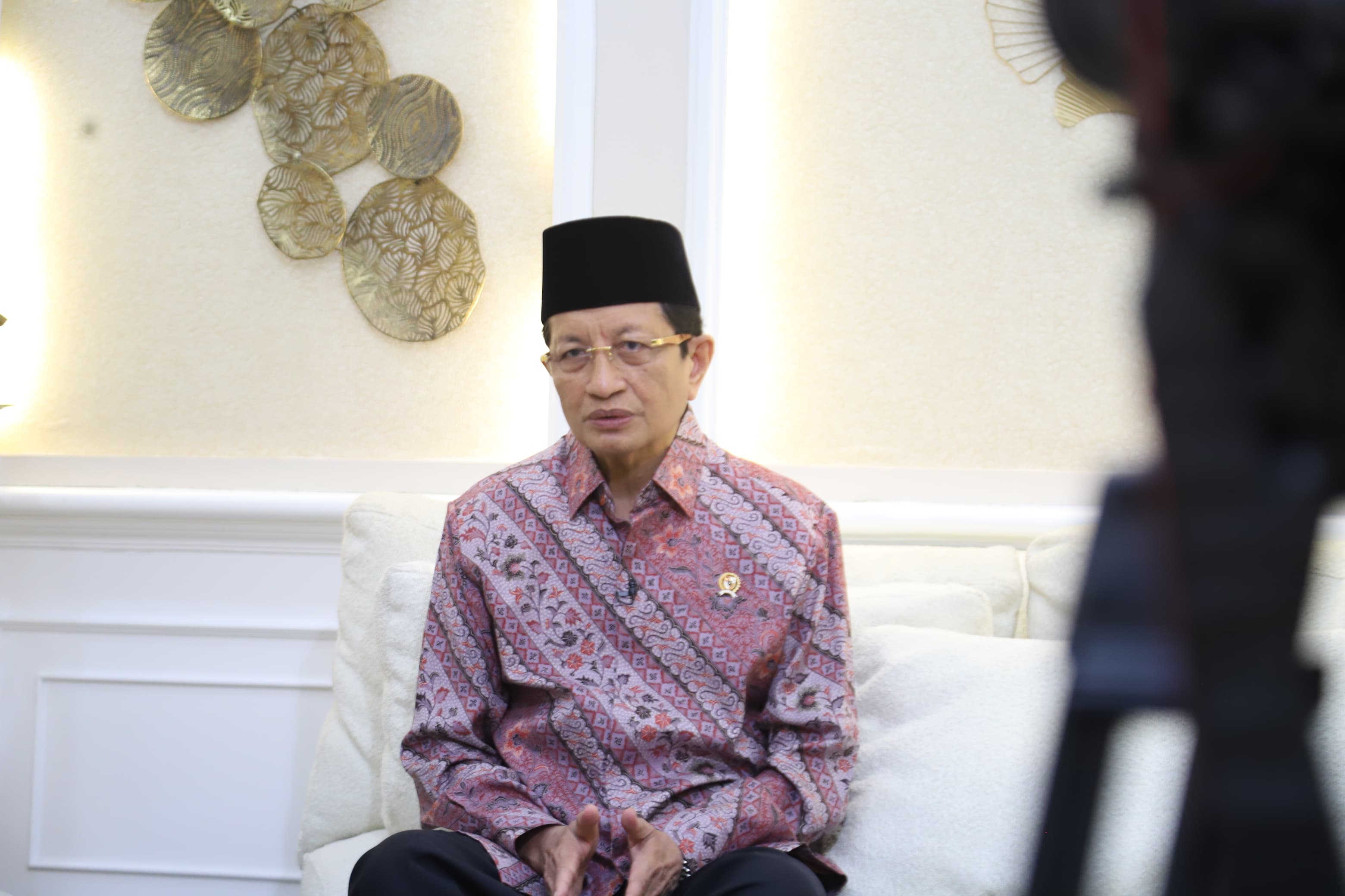 “Maka kami minta ada penertiban sangat-sangat tajam, misalnya kita bikin dulu definisinya pondok pesantren, apa syarat untuk bisa disebut pondok pesantren, kemudian syarat untuk bisa disebut kyai seperti apa,” ujar Menag dalam wawancara khusus.