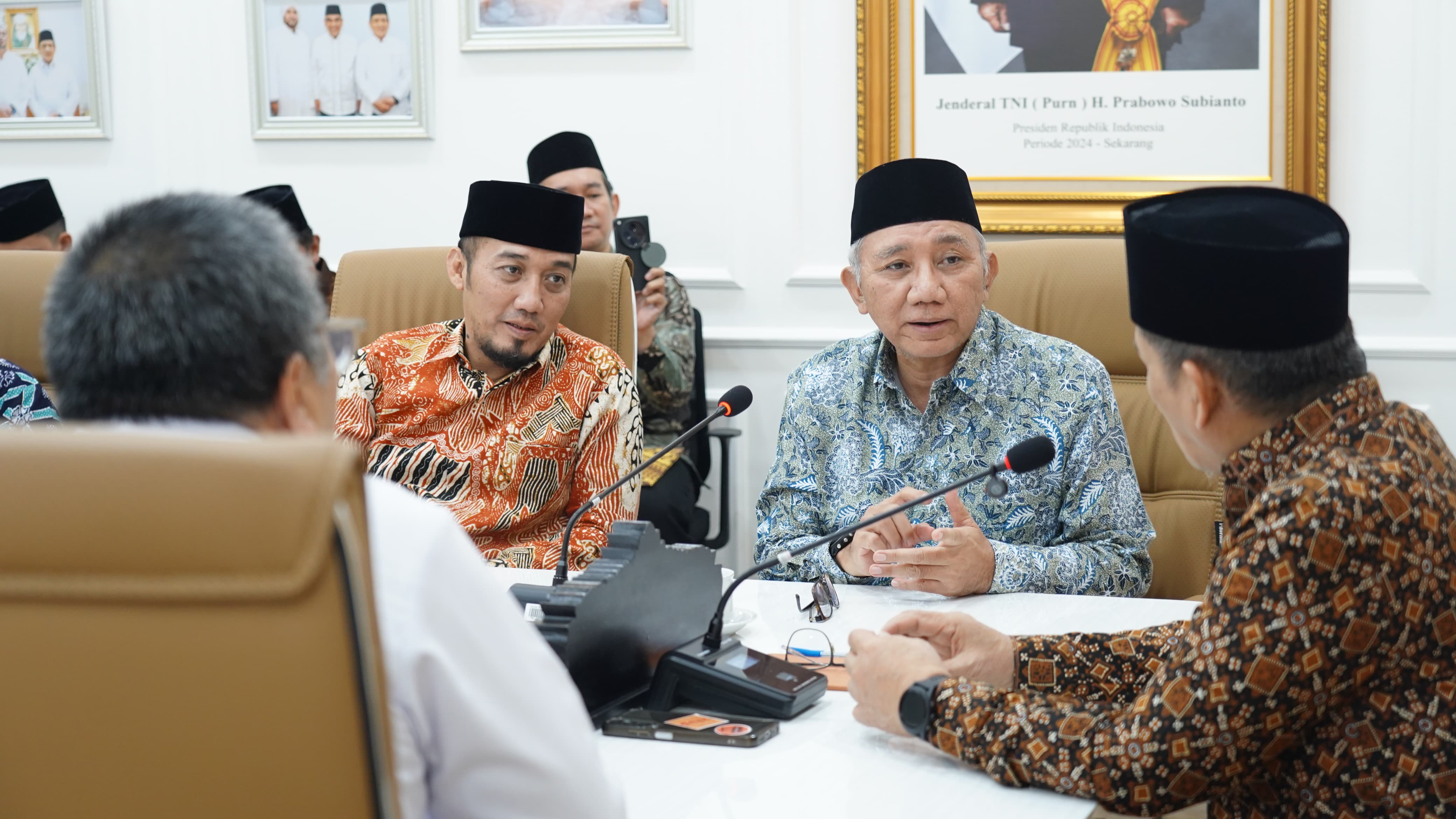 "Kita ini terkait dengan MBG sudah ada empat SPPG yang berada di bawah kita langsung. Semuanya itu berbasis wakaf, jadi dana-dana investasinya pun dari hasil wakaf yang kita kembangkan untuk kembali ke wakaf," ujar Pimpinan Ponpes Darunnajah, Sofwan Manaf