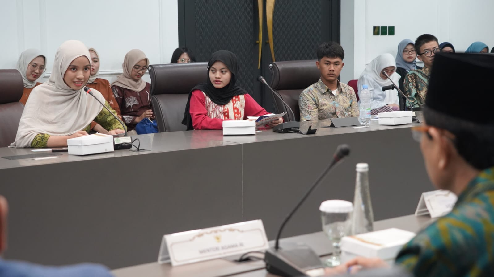 Seorang Anak menyampaikan Aspirasi Suara Anak Indonesia 2026 kepada Menag Nasaruddin Umar.