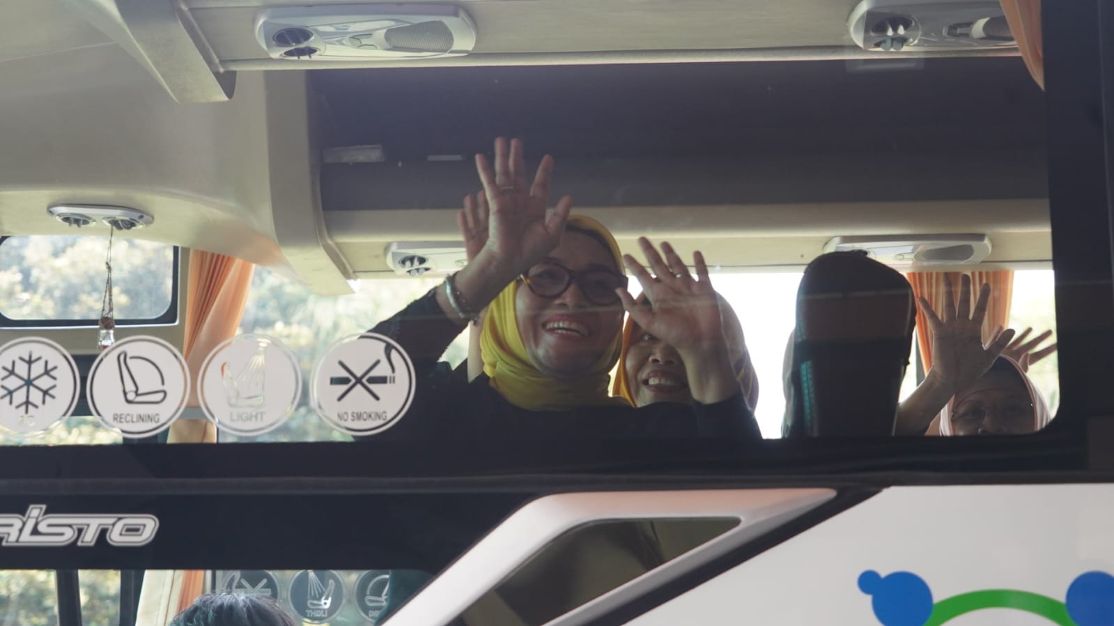 Menteri PPPA, Arifah Fauzi saat berpamitan pulang manaiki bus bersama anak-anak perwakilan Aspirasi Suara Anak Indonesia 2026.