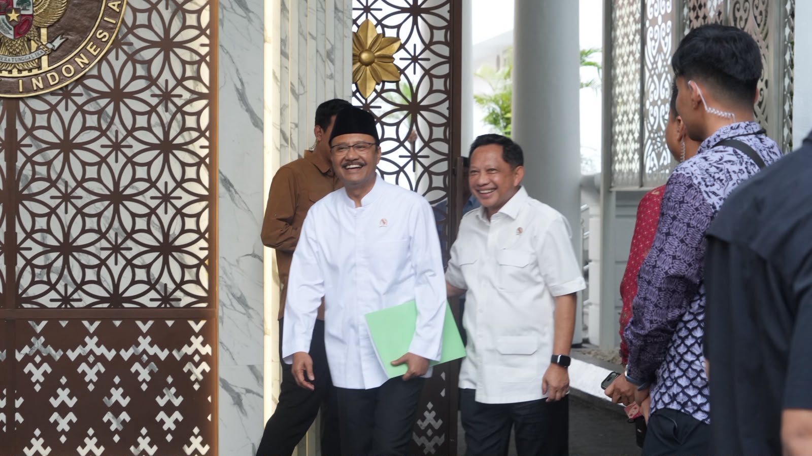 Para Menteri keluar ruangan setelah konpres