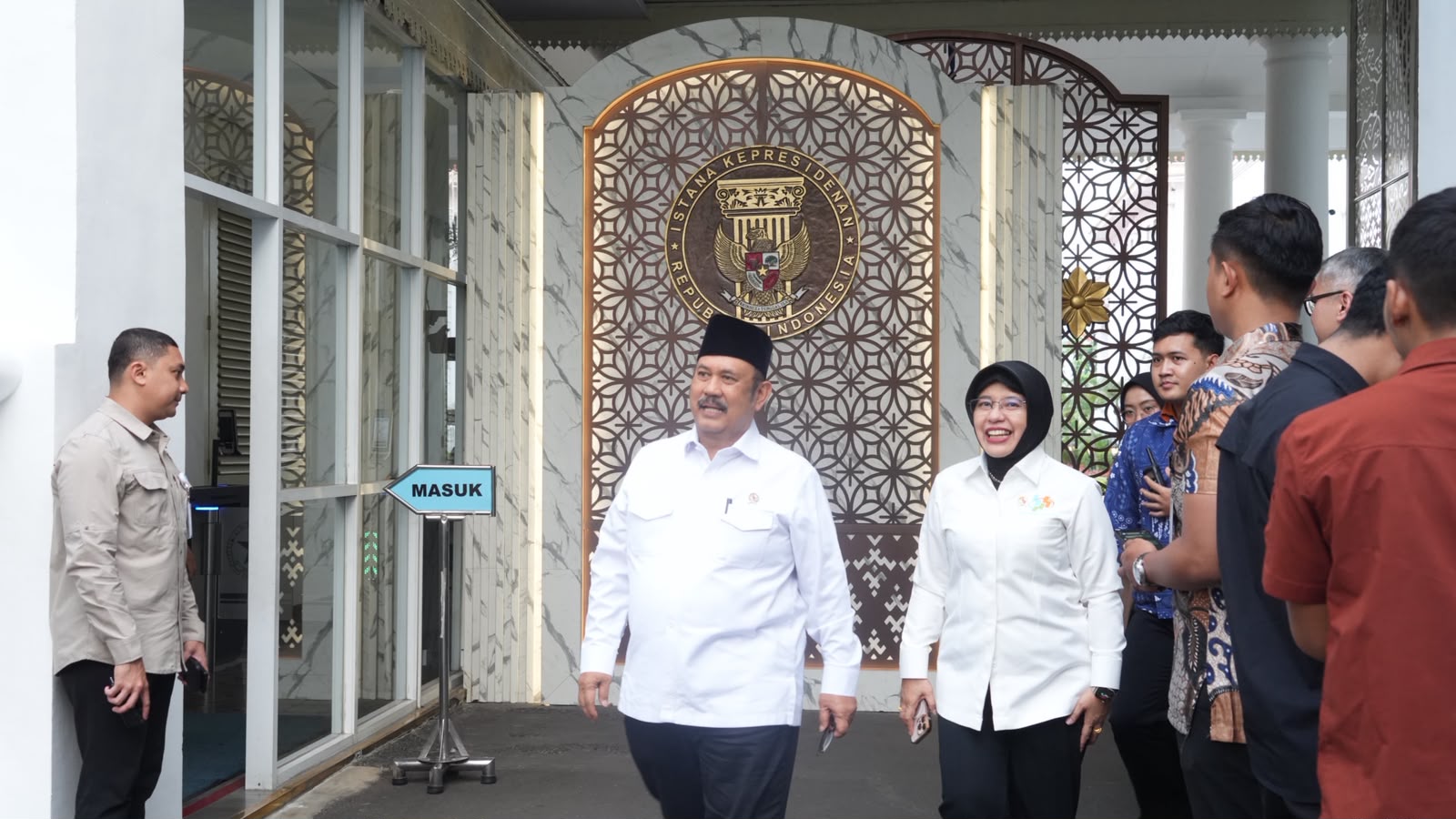 Para Menteri keluar ruangan setelah konpres