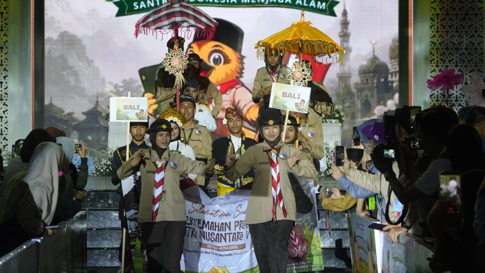 Defile Peserta Kontingen Provinsi Bali.