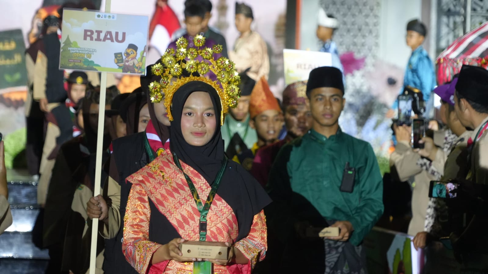 Defile Peserta Kontingen Provinsi Riau.