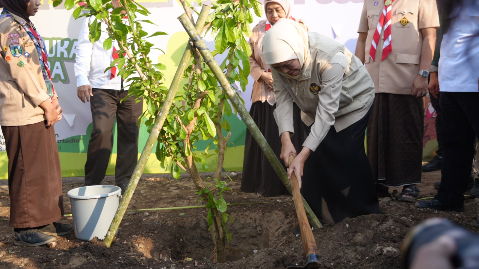 Momen Gubernur Jawa Timur Khofifah Indar Parawansa melakukan penanaman pohon.