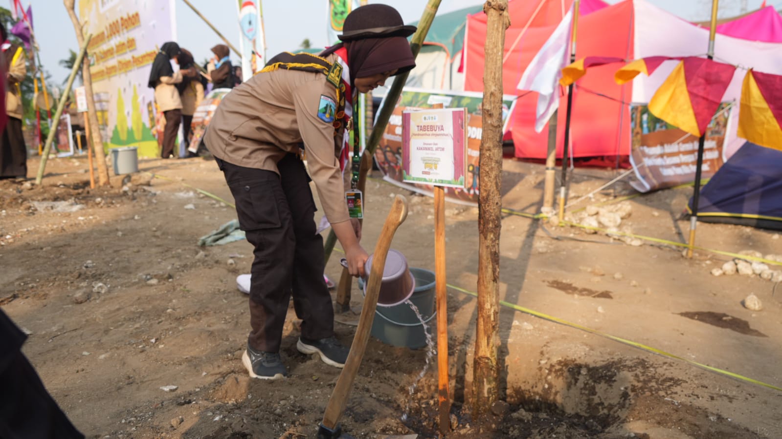 Seorang santri peserta PPSN VI 2026 sedang menyiram tanaman yang baru saja di tanam.
